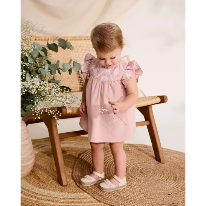 vestido-de-bebe-rosa-con-braguita-y-bordado-de-flores-en-pechera