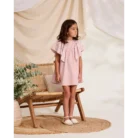 vestido-de-nina-rosa-con-volante-de-flores-bordadas-en-mangas