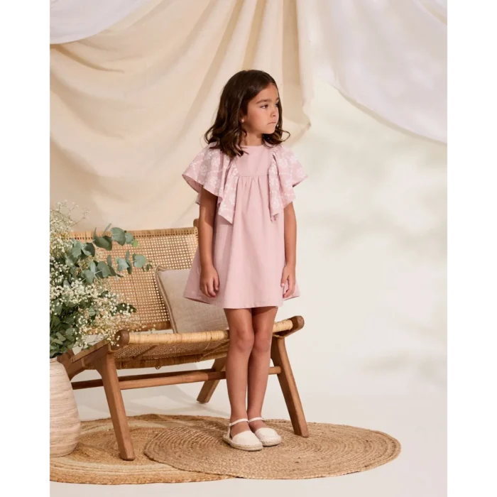 vestido-de-nina-rosa-con-volante-de-flores-bordadas-en-mangas