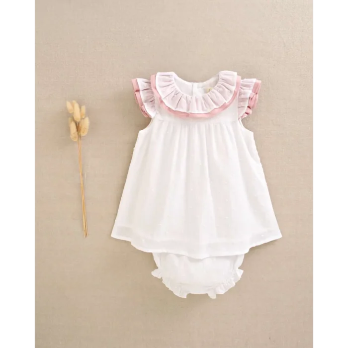 vestido-de-bebe-de-plumeti-blanco-con-volante-en-el-cuello