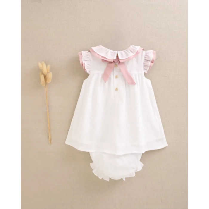 vestido-de-bebe-de-plumeti-blanco-con-volante-en-el-cuello_1