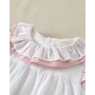 vestido-de-bebe-de-plumeti-blanco-con-volante-en-el-cuello_3