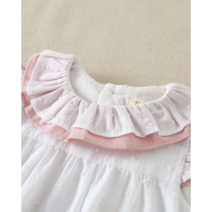 vestido-de-bebe-de-plumeti-blanco-con-volante-en-el-cuello_3